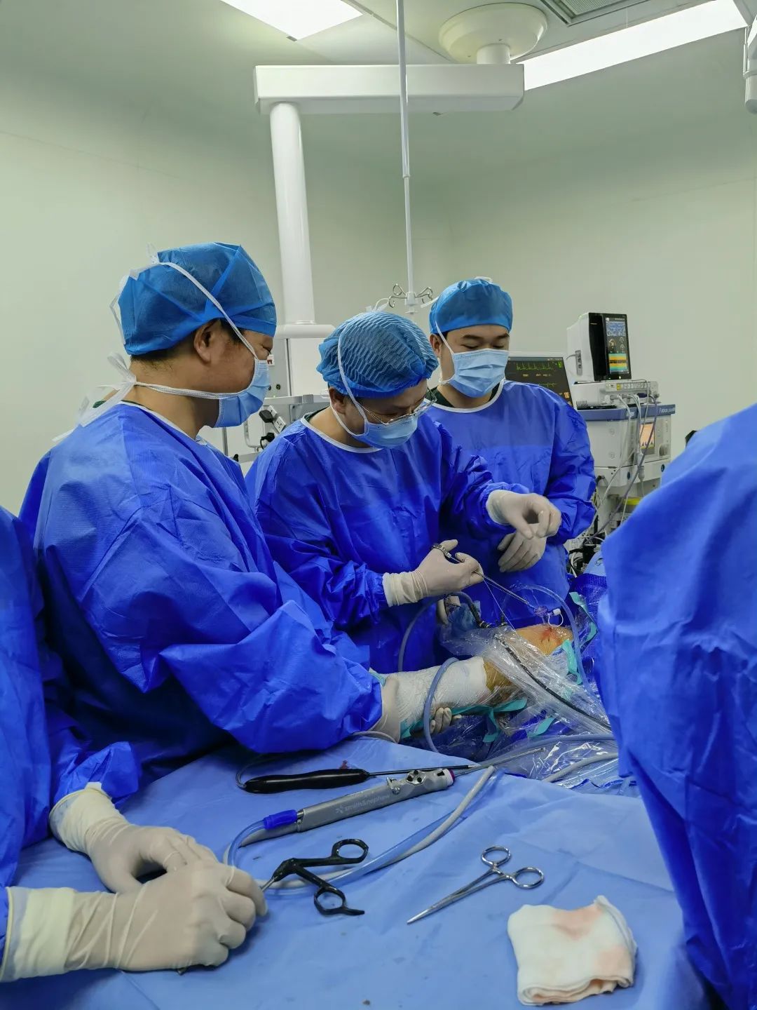 长三角医疗一体化丨上海仁济医院关节外科专家林瑞新教授来我院手术